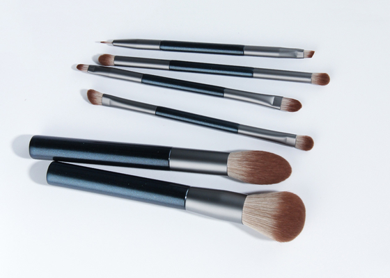 Funciona naturalmente el cepillo del polvo del maquillaje de la fibra del maíz con la manija de madera del abedul del brillo