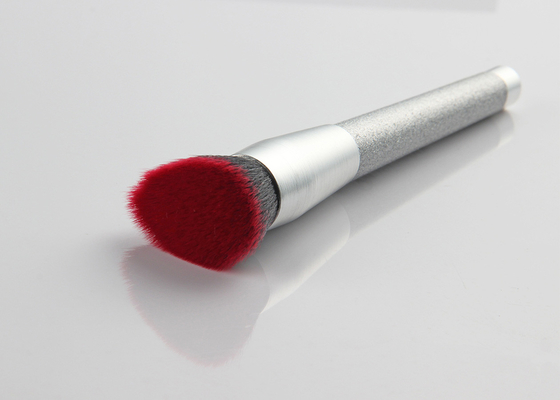 La fundación del maquillaje de la belleza de Vonira cepilla en forma de corazón