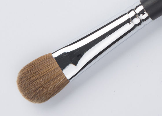 Brocha pequeña y puntiaguda para corrector con fibra sintética naranja libre de crueldad para una aplicación precisa