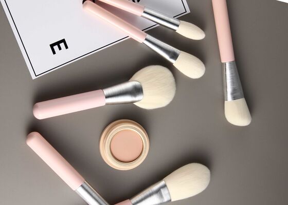 Brocha de abanico de lujo Vonira Beauty con pelo sintético Taklon vegano libre de crueldad y mango de madera de abedul reciclable - Brocha artesanal para polvos bronceadores