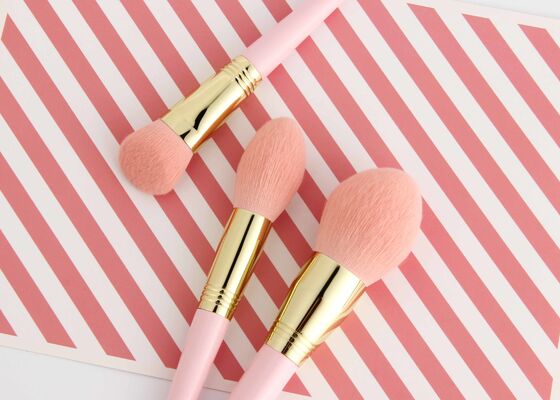 Brocha de base en ángulo Vonira Beauty con cerdas sintéticas Taklon veganas libres de crueldad y mango de madera de abedul reciclable