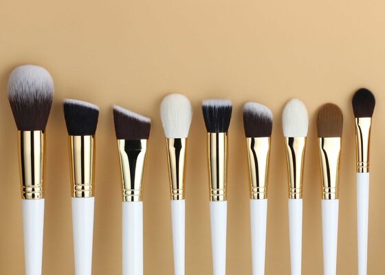 Brocha de maquillaje para base de contorno en ángulo plano Vonira Beauty para aplicación precisa y sin costuras