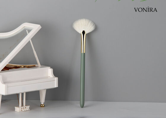 Brocha abanico Vonira Custom Wholesales de pelo de cabra blanco natural para iluminador con servicio de etiqueta privada