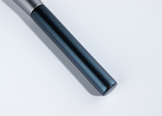 Brocha Kabuki artesanal cuadrada para polvos con mango de aluminio para un maquillaje impecable