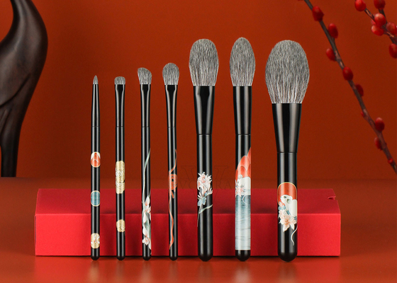 Brocha profesional de maquillaje para rubor con cerdas sintéticas Taklon PBT de alta calidad y férula de cobre negro mate sólido y resistente con certificación SA8000 e ISO9000